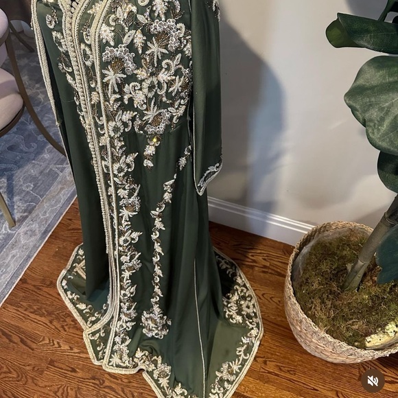 Royal green takchita morrocan caftan worn once No signs of wear or tear Size 2-4 - Picture 1 of 6